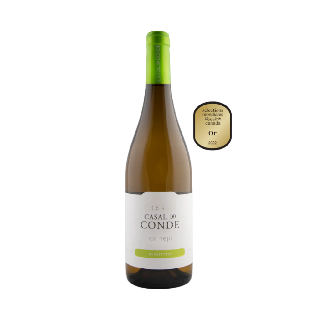 The Casal do Conde 2023 Alvarinho white wine, with a green cap and a white label featuring IGP Tejo and Favaíto, offers a citrus aroma. A medal sticker boasts Selections Mondiales Des Vins Canada Or 2022.