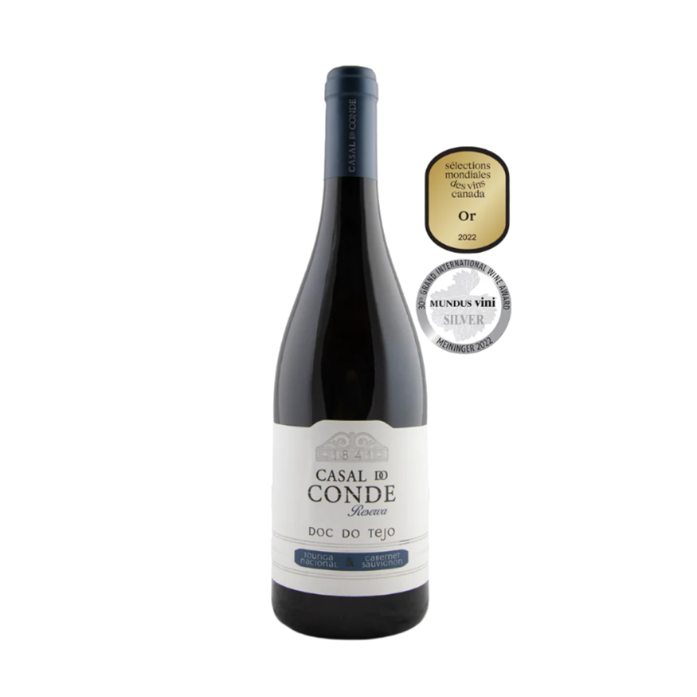 The Casal do Conde 2020 Reserva, a premium Touriga Nacional blend, features a primarily white label with blue and silver details. Accompanied by two award labels, one gold and one silver, its an exquisite choice for wine enthusiasts.