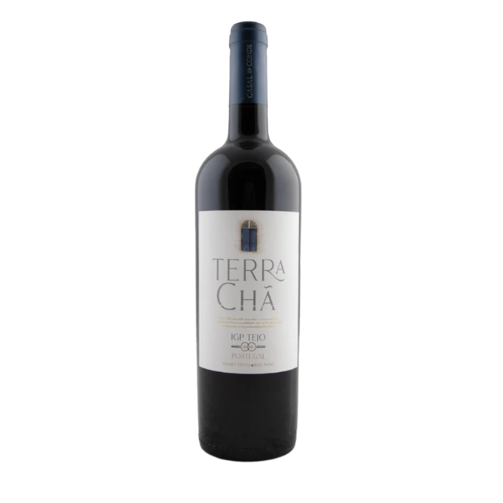 A bottle of Casal do Conde 2022 Terra Chã Tinto Vinho, a fine Portuguese wine, features a dark label and blue foil top. Its front label highlights the name and origin, while Castelão grapes bring rich flavor to the bottle standing against a plain white background.