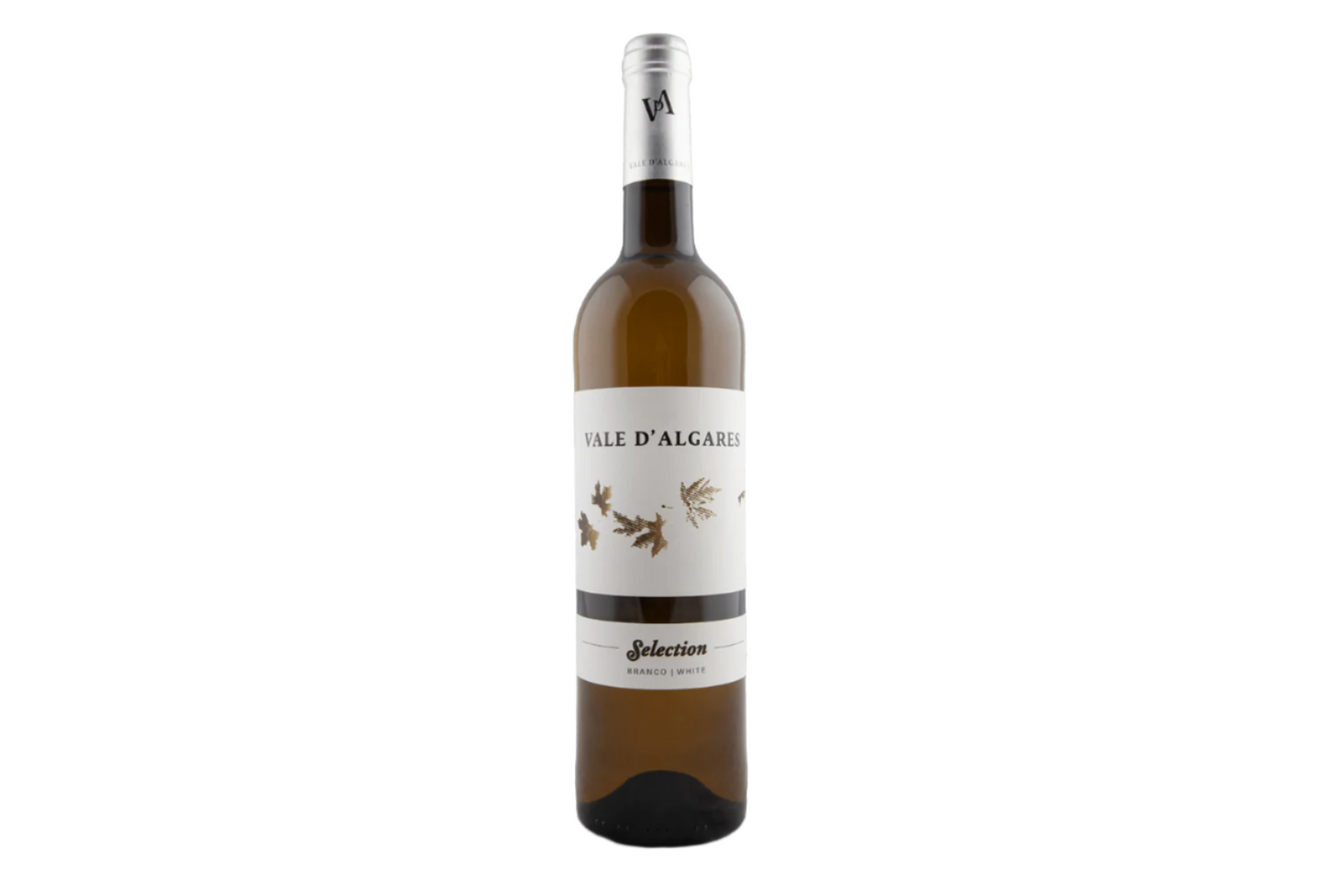The Casal do Conde 2023 Vale dAlgares Pinot Gris bottle elegantly features a minimalist design with oak leaves and a silver cap. This refined white wine, possibly representing IGP Tejos elegance, is set on a plain white background, exuding sophistication and subtlety.