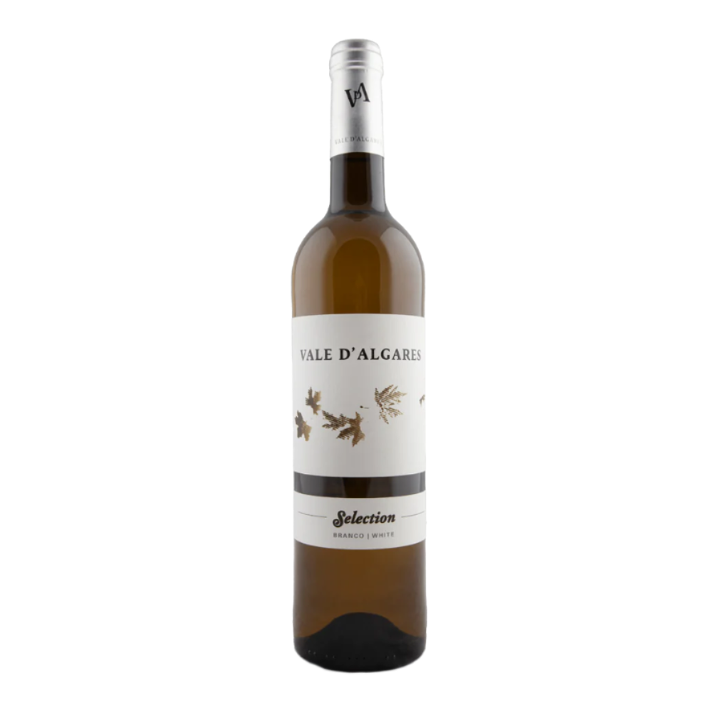 The Casal do Conde 2023 Vale dAlgares Pinot Gris bottle elegantly features a minimalist design with oak leaves and a silver cap. This refined white wine, possibly representing IGP Tejos elegance, is set on a plain white background, exuding sophistication and subtlety.